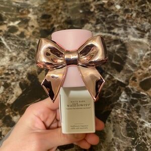 Exclusive bow wallflower plug